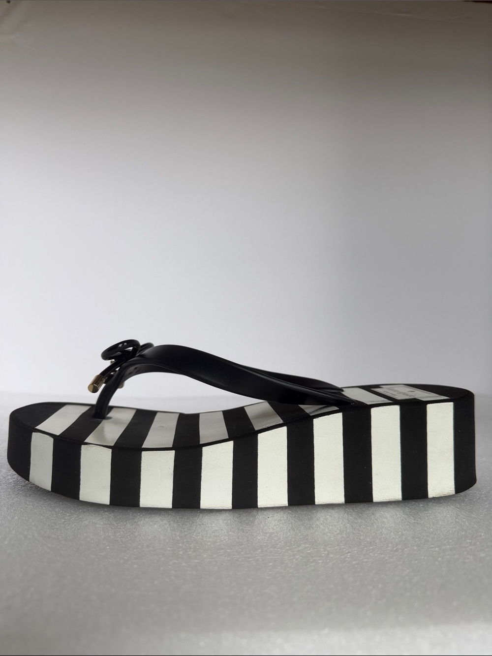 KATE SPADE Rhett Black White Striped Bow Platform Flip Flop Sandals Size 8 - Picture 9 of 13